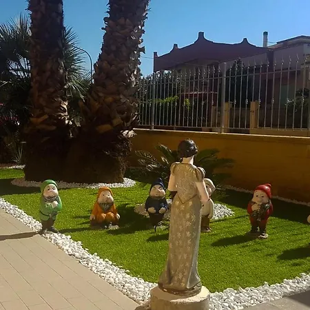 Lella *